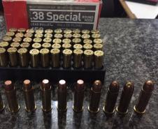 Homem tenta fugir de abordagem, mas acaba preso portando uma arma de fogo e 61 munições no Oeste do estado