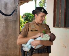 Soldado da PM atende ligação do 190 e ajuda a salvar bebê de um mês de vida que se afogou com o leite materno em Apucarana (PR)
