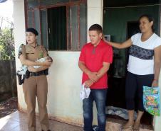 Soldado da PM atende ligação do 190 e ajuda a salvar bebê de um mês de vida que se afogou com o leite materno em Apucarana (PR)
