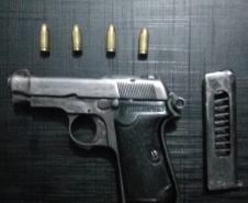 Cinco armas são apreendidas e três homens são presos pela PM no Centro-Sul do estado