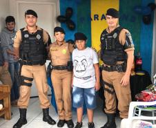 Admirador da PM recebe visita de policiais no dia do aniversário em Pato Branco (PR)