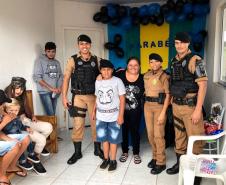 Admirador da PM recebe visita de policiais no dia do aniversário em Pato Branco (PR)