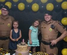 Policiais militares participam de festa de aniversário de uma pequena fã na Lapa