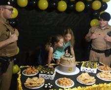 Policiais militares participam de festa de aniversário de uma pequena fã na Lapa