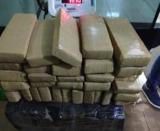 Dois veículos são recuperados e 500 quilos de maconha são apreendidos pela PM no Oeste do estado