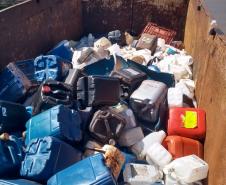 Caminhão carregado com embalagens vazias de agrotóxico é apreendido pelo BPRv em Peabiru, no Noroeste do estado