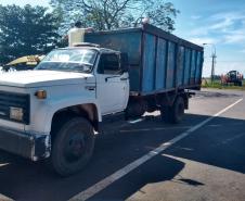 Caminhão carregado com embalagens vazias de agrotóxico é apreendido pelo BPRv em Peabiru, no Noroeste do estado