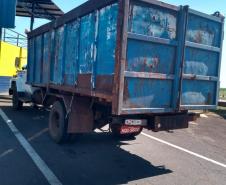 Caminhão carregado com embalagens vazias de agrotóxico é apreendido pelo BPRv em Peabiru, no Noroeste do estado
