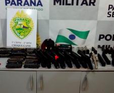 Nove armas de fogo e mais de 1,1 mil munições são encontradas pela PM em ônibus de viagem em Cascavel