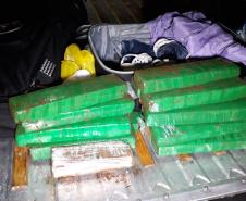Maconha e haxixe que seriam levadas ao Rio de Janeiro são apreendidas pela PM em Cascavel (PR)