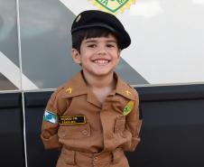Mais de 100 crianças tiram fotos com as fardas da PM no evento Justiça no Bairro em Cornélio Procópio (PR)