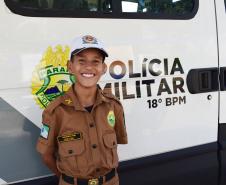 Mais de 100 crianças tiram fotos com as fardas da PM no evento Justiça no Bairro em Cornélio Procópio (PR)
