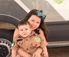 Mais de 100 crianças tiram fotos com as fardas da PM no evento Justiça no Bairro em Cornélio Procópio (PR)