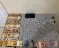 No Oeste do estado, PM apreende quase 200 pedras de crack e mais de R$ 2 mil em dinheiro após denúncia 