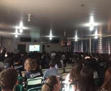 Alunos do Colégio Estadual Cianorte participam de palestra de policiais militares sobre o ingresso na Corporação