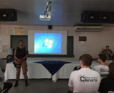 Alunos do Colégio Estadual Cianorte participam de palestra de policiais militares sobre o ingresso na Corporação