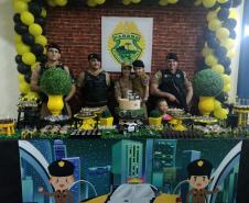 Menino fã da PM recebe equipe policial durante festa de aniversário em Cianorte (PR)