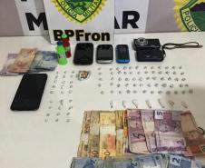 Em situações distintas, BPFron desmantela ponto de tráfico de drogas e apreende mais de R$ 16 mil em Guaíra (PR)
