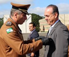 São Jose dos Pinhais, 20 de Maio de 2019. Solenidade alusiva ao Patrono da PMPR. Cel Pericles, Comandante-Geral da PMPR, faz a entrega da medalha Cel Sarmento a um dos agraciados.