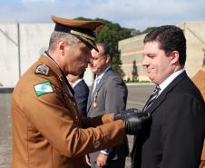 São Jose dos Pinhais, 20 de Maio de 2019. Solenidade alusiva ao Patrono da PMPR. Cel Pericles, Comandante-Geral da PMPR, faz a entrega da medalha Cel Sarmento a um dos agraciados.