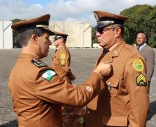 São Jose dos Pinhais, 20 de Maio de 2019. Solenidade alusiva ao Patrono da PMPR. Cel Prates, Chefe do Estado-Maior da PMPR faz a entrega da medalha Cel Sarmento a um dos agraciados.