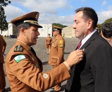 São Jose dos Pinhais, 20 de Maio de 2019. Solenidade alusiva ao Patrono da PMPR. Cel Prates, Chefe do Estado-Maior da PMPR faz a entrega da medalha Cel Sarmento a um dos agraciados.