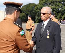 São Jose dos Pinhais, 20 de Maio de 2019. Solenidade alusiva ao Patrono da PMPR. Cel Prates, Chefe do Estado-Maior da PMPR faz a entrega da medalha Cel Sarmento a um dos agraciados.