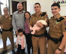 Reencontro de policiais com recém-nascida gera comoção durante solenidade militar do coronel Sarmento