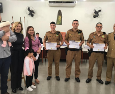 Reencontro de policiais com recém-nascida gera comoção durante solenidade militar do coronel Sarmento