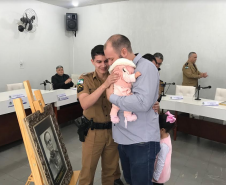 Reencontro de policiais com recém-nascida gera comoção durante solenidade militar do coronel Sarmento