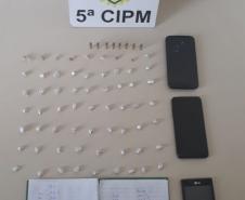 Em um único dia, PM de Cianorte (PR) apreende 62 pedras de crack, dois carros e encaminham quatro pessoas