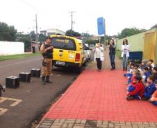 Equipe do Canil de Pato Branco (PR) faz visita à alunos de Escola Municipal União