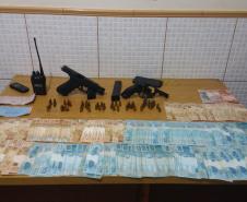 Quase R$ 30 mil são apreendidos dentro de residência e dupla responsável por contrabando é presa em flagrante 