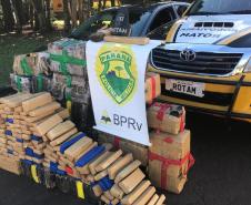 Mais de meia tonelada de maconha e 750 pacotes de cigarros contrabandeados foram apreendidos pelo BPRv no Oeste do estado