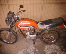 Drogas e uma moto são apreendidas e dois rapazes acabam presos em ocorrências distintas
