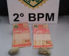 Drogas e uma moto são apreendidas e dois rapazes acabam presos em ocorrências distintas