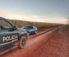 BPFron encontra carro abandonado e apreende contrabando no Oeste do estado