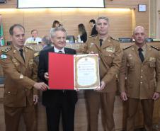 Curitiba, 19 de junho de 2019. Alto Comando da PMPR recebe homenagem na Camera municipal de Curitiba. Foto: da esq. para dir. Cel Moraes, Presidente da Camera Municipal Sabino Picolo, Cel Pericles e Ten-Cel Hudson.