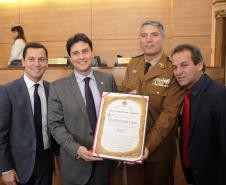Curitiba, 19 de junho de 2019. Alto Comando da PMPR recebe homenagem na Camera municipal de Curitiba. Foto: Cel Pericles recebe homenagem das demais autoridades.