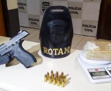 Em Colombo (RMC), PM prende dupla com quase quatro quilos de maconha e denúncia leva a equipe a abordar residência e apreender mais drogas e arma 