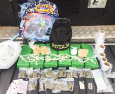 Em Colombo (RMC), PM prende dupla com quase quatro quilos de maconha e denúncia leva a equipe a abordar residência e apreender mais drogas e arma 