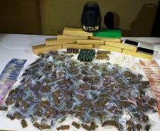 Mais de 15 quilos de drogas e 221 munições são apreendidas pela PM em Colombo (PR)