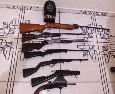 Homem é flagrado pela PM manuseado uma garrucha, é preso e mais seis armas de fogo acabam apreendidas