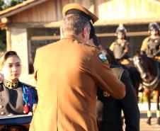 Curitiba, 28 de junho de 2019. Regimento de Polícia Montada comemora 140 anos com solenidade e a participação do presidente em exercício, Hamilton Mourão. Foto: Comandante da PMPR, Cel. Pericles de Mattos faz a entrega da medalha Herois da Cavalaria ao Presidente em exercício Hamilton Mourão.