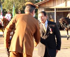 Curitiba, 28 de junho de 2019. Regimento de Polícia Montada comemora 140 anos com solenidade e a participação do presidente em exercício, Hamilton Mourão. Foto: Comandante da PMPR, Cel. Pericles de Mattos faz a entrega da medalha Herois da Cavalaria ao Presidente em exercício Hamilton Mourão.