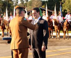 Curitiba, 28 de junho de 2019. Regimento de Polícia Montada comemora 140 anos com solenidade e a participação do presidente em exercício, Hamilton Mourão. Foto: Comandante da PMPR, Cel. Pericles de Mattos faz a entrega da medalha Herois da Cavalaria ao Governador Ratinho Junior.