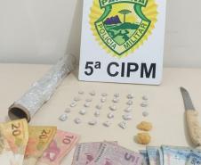 Três pessoas são presas com quase 170 pedras de crack por tráfico de drogas, em situações contínuas