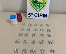 Três pessoas são presas com quase 170 pedras de crack por tráfico de drogas, em situações contínuas