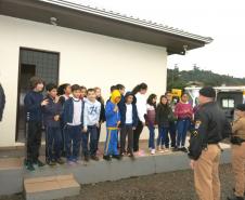 Crianças visitam quartel da PM em Coronel Vivida, no Sudoeste do PR