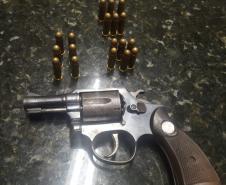 Dois homens são presos pela PM no Oeste do estado; ações distintas resultam na apreensão duas armas de fogo